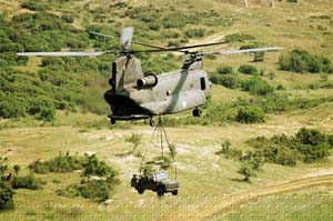 Chinook που μεταφέρει πυροβόλα