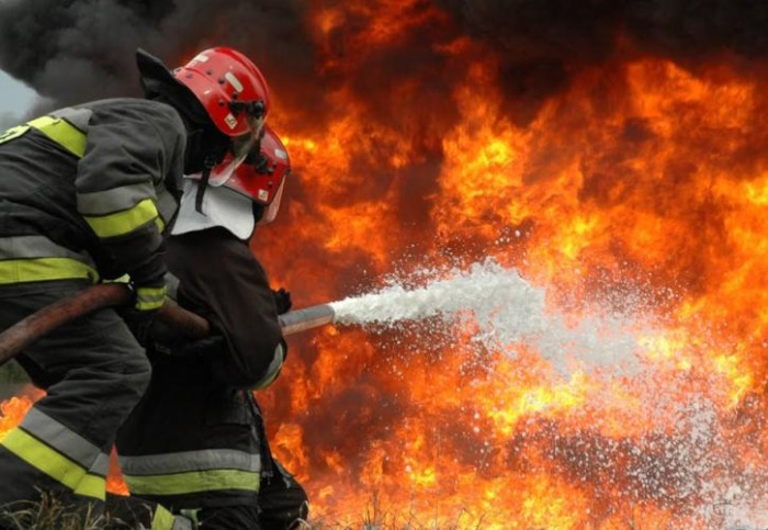 Πυροσβέστες κατά τη διάρκεια κατάσβεσης πυρκαγιάς
